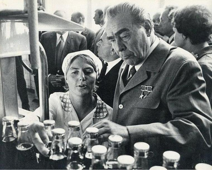 Leonyid Iljics Brezsnyev szovjet pártfőtitkár a Pepsi Cola gyár megnyitóján Novorosszijszkban, 1974-ben
