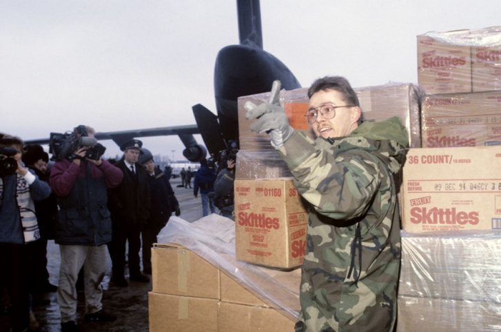 „Operation Provide Hope” – amerikai humanitárius segítség a Szovjetunió szétesése utáni Oroszország számára, 1992–1997 között. Több mint ötszáz járattal 25 ezer tonna segély érkezett Oroszország 33 városába, ami segítette elkerülni az országos éhínséget. Ez az időszak a hivatalos historiográfiában gyorsan feledésbe merült.