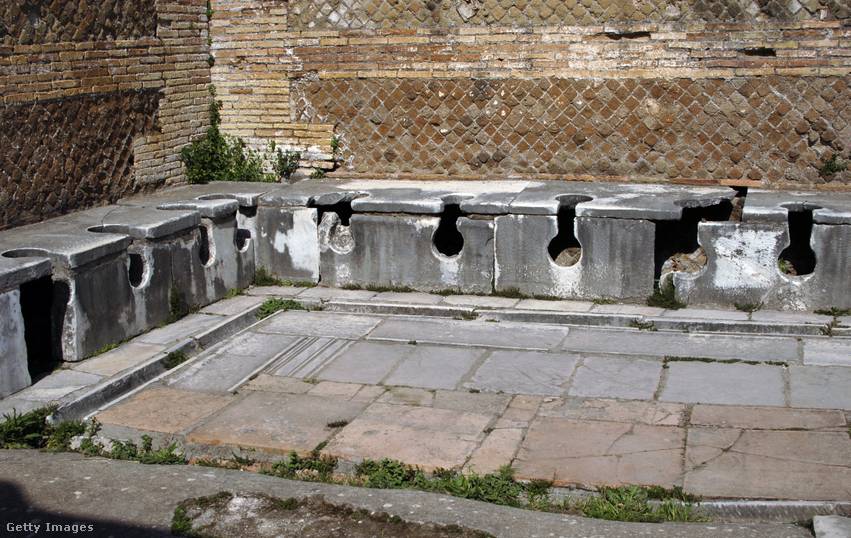 Nyilvános vécé a Római Birodalomban. Az utcai vizeldét olaszul a mai napig vespasianónak, franciául pedig vespasienne-nek hívják