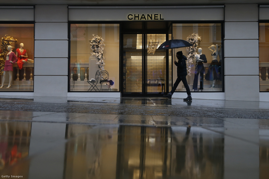 Egy gyalogos elsétál a Chanel üzlet mellett a Bond Streeten 2021. január 16-án, Londonban
