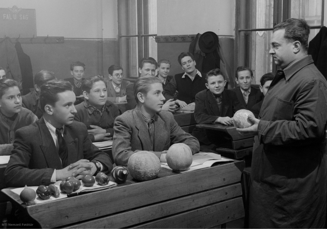 Budapest, 1955. február 17. Walter Endre szakács szakmai órát tart a zöldség- és gyümölcsfajtákról a közétkeztetési tanulóknak az V. kerület, Váci utca 43. szám alatti iskolában