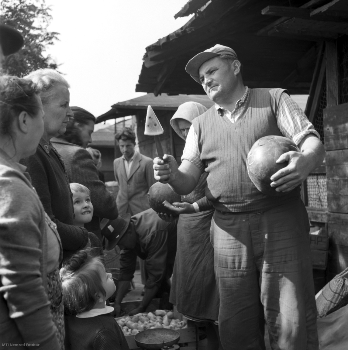 Βουδαπέστη, 20 Σεπτεμβρίου 1957. Οι φέτες πεπονιού προσφέρονται από τον πωλητή πεπονιού στην αγορά Élmunkás tér.