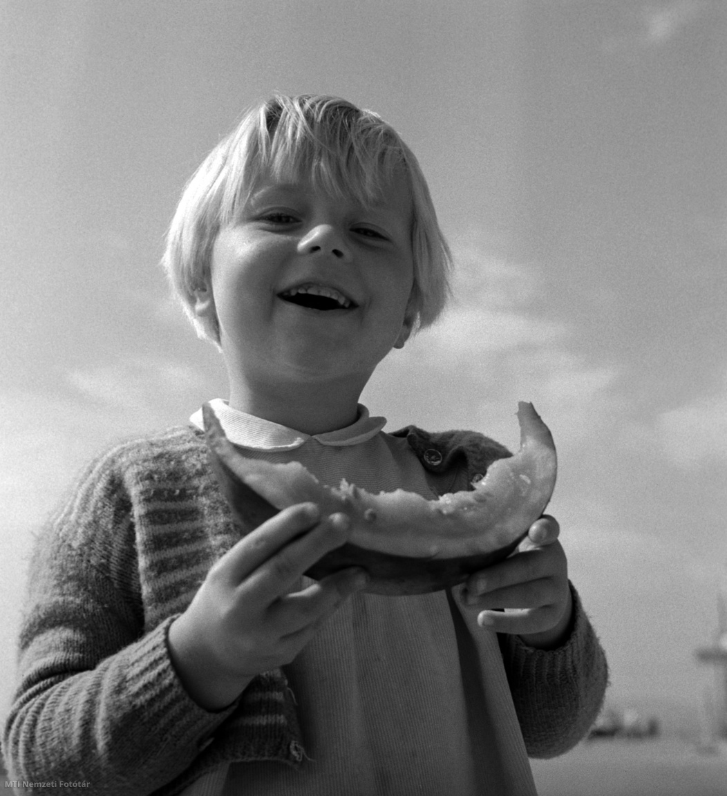 Siófok, 1965. szeptember 16.  Dinnyét eszik egy nyaraló gyerek a Balatonnál