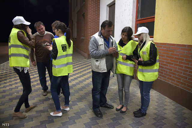 Az Állami Autópálya Kezelő Zrt. munkatársai egy horvát kamionsofőrnek segítenek az e-útdíj intézésében a letenyei határátkelőn a hajnali órákban