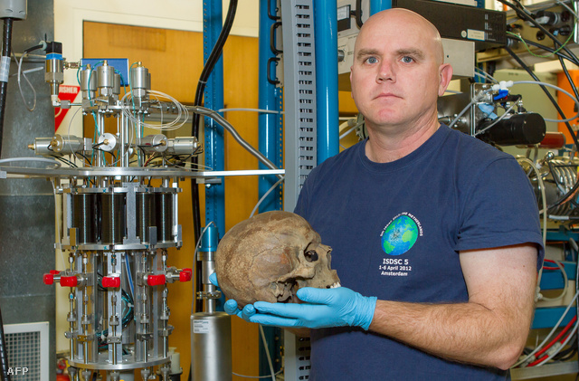 Az Auszrál Nemezeti Egyetem archeológusa, Dr. Stewart Fallon kezében a lelettel