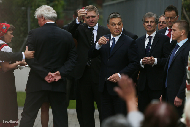 Orbán Viktor és Robert Fico koccintanak Pilisszentkereszten, 2012 október 2-án.