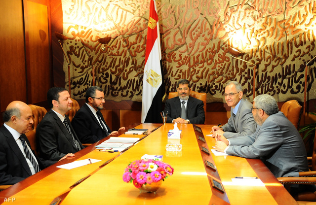 Mohamed Mursz elnök tanácskozik minisztereivel július 1-én