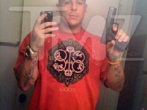 Hernandez egyetemen fegyverrel pózolt