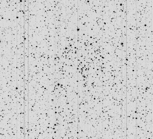 Az NGC 6811 nyílthalmaz a Kepler egyik felvételén. A függőleges csíkok a kiolvasás során jönnek létre. Mivel a Kepler kamerájának nincs zárszerkezete, így a fény a kiolvasás ideje alatt is éri a pixeleket.