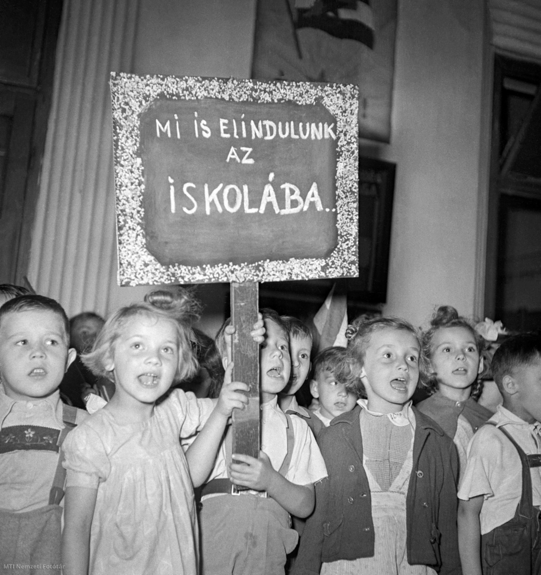Budapest, 1951. június 20. A Horváth Mihály téri fővárosi óvoda 33 hatéves kis növendéke énekkel üdvözli a tanítókat és a diákokat az iskolai beiratkozáson 