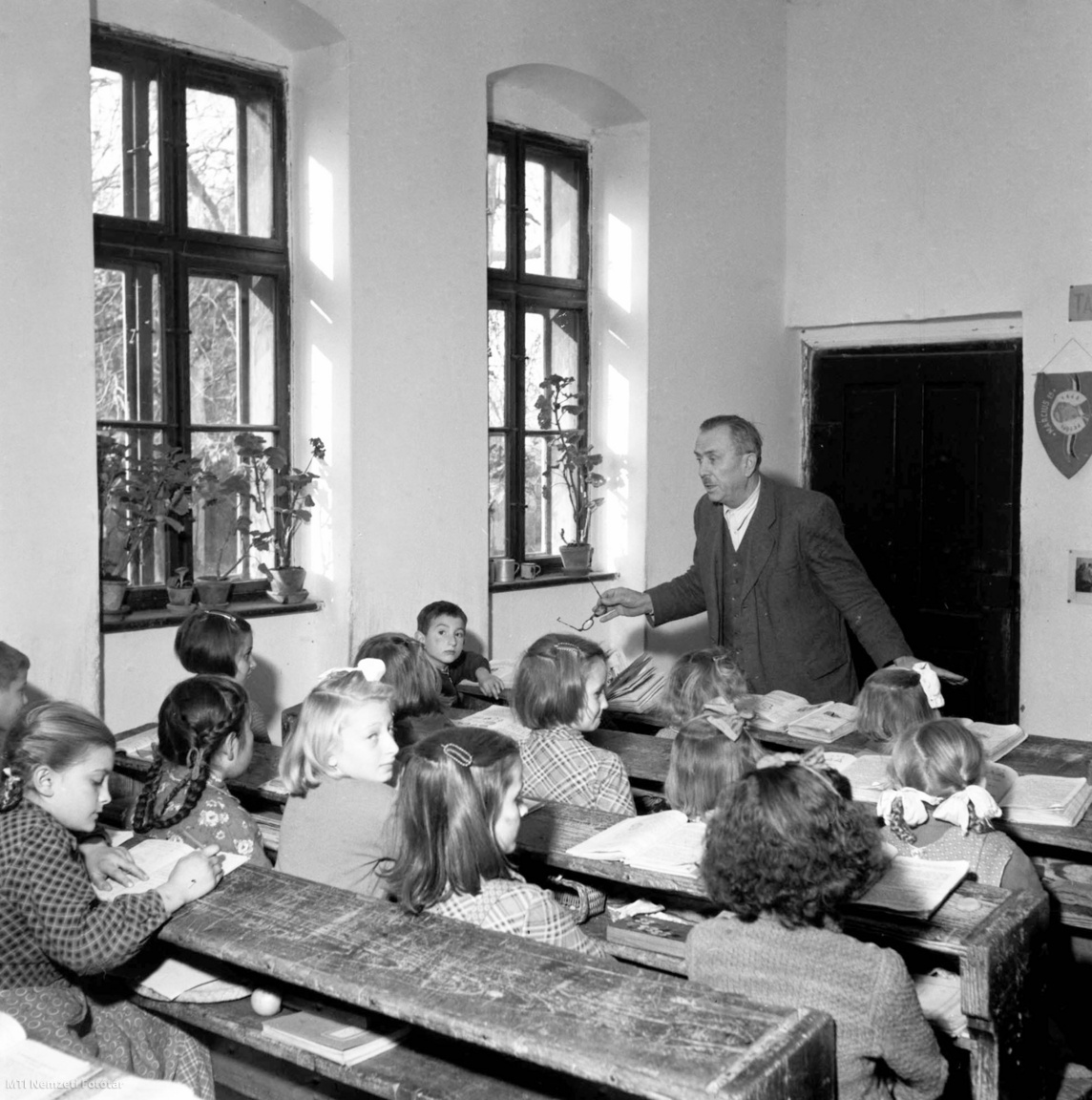 Örménykút, 1953. november 21. Filyo János tanyasi tanító a Békés megyei tanyavilágban, Örménykúton tanít. A képen: Filyo János tanítás közben