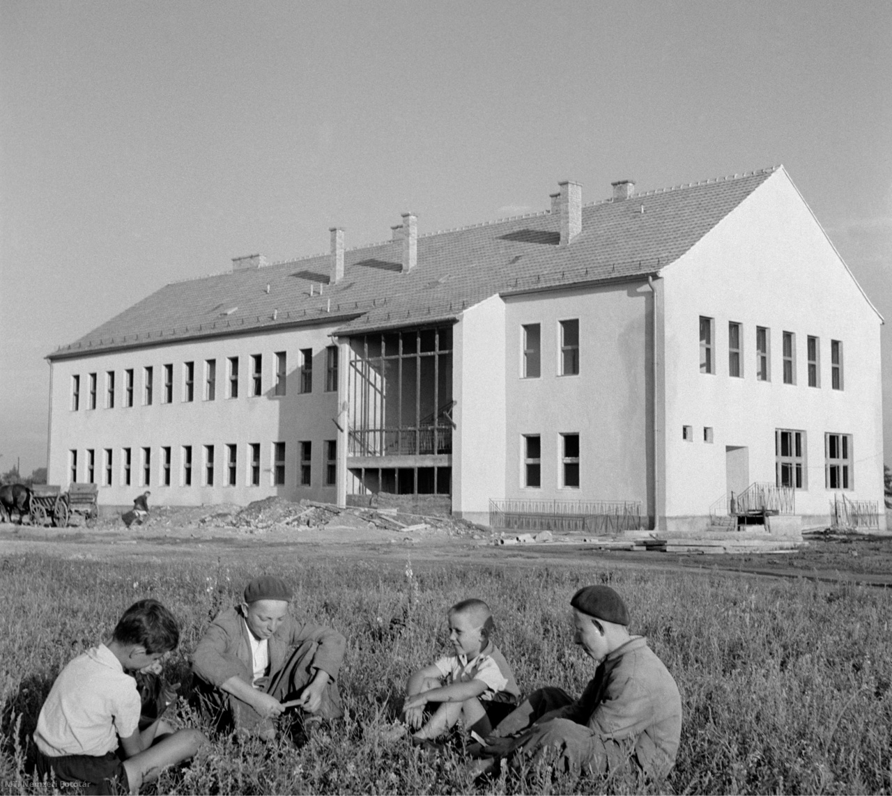 Besnyő, 1960. augusztus 17. Diákok beszélgetnek az épülő, új, nyolc tantermes iskola előtt, amelyet szeptember elején adnak át