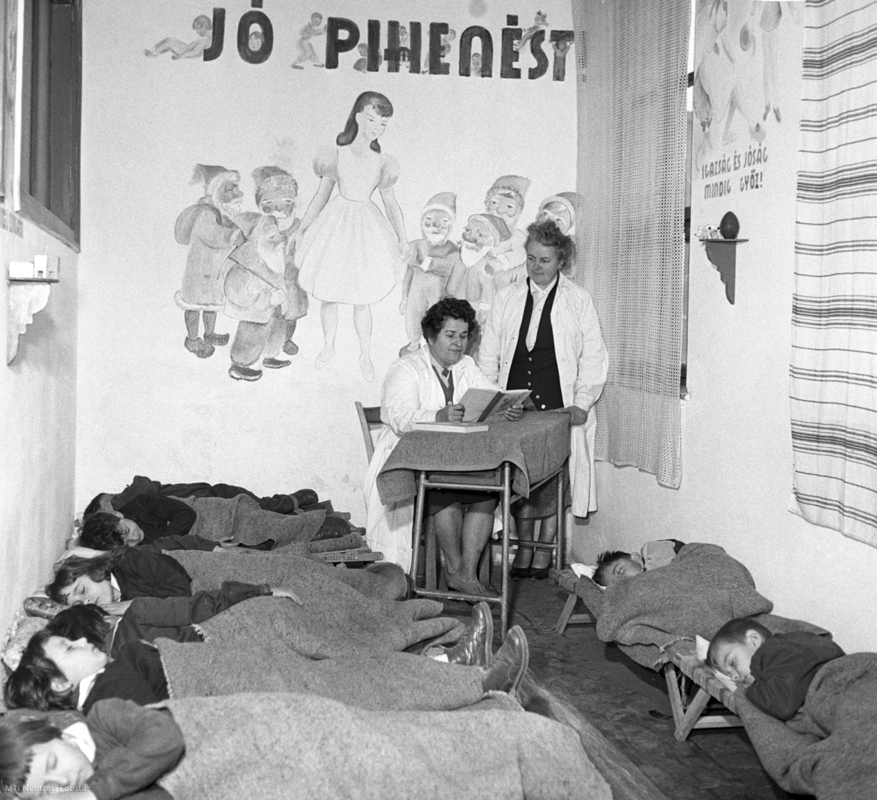 Budapest, 1961. november 24. Pihenő kisiskolások az Bajza utcai általános iskola napköziotthonában, Újpesten. Az iskola az idei tanévtől az első osztályosok számára alvószobát rendezett be, hogy frissen üljenek le a délutáni tanításhoz, illetve a napköziben a tanuláshoz