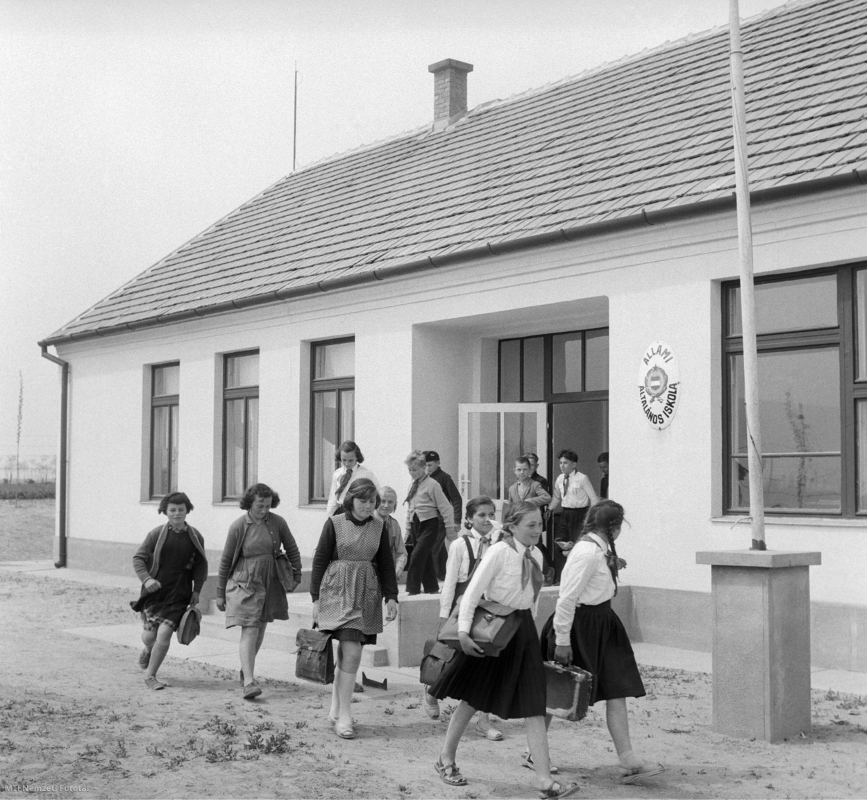 Kiskunfélegyháza, 1960. május 4. Az iskolások tanítás után hazafelé indulnak a Kismindszenti úti egy tantermes, nevelőlakásos tanyasi iskolából 