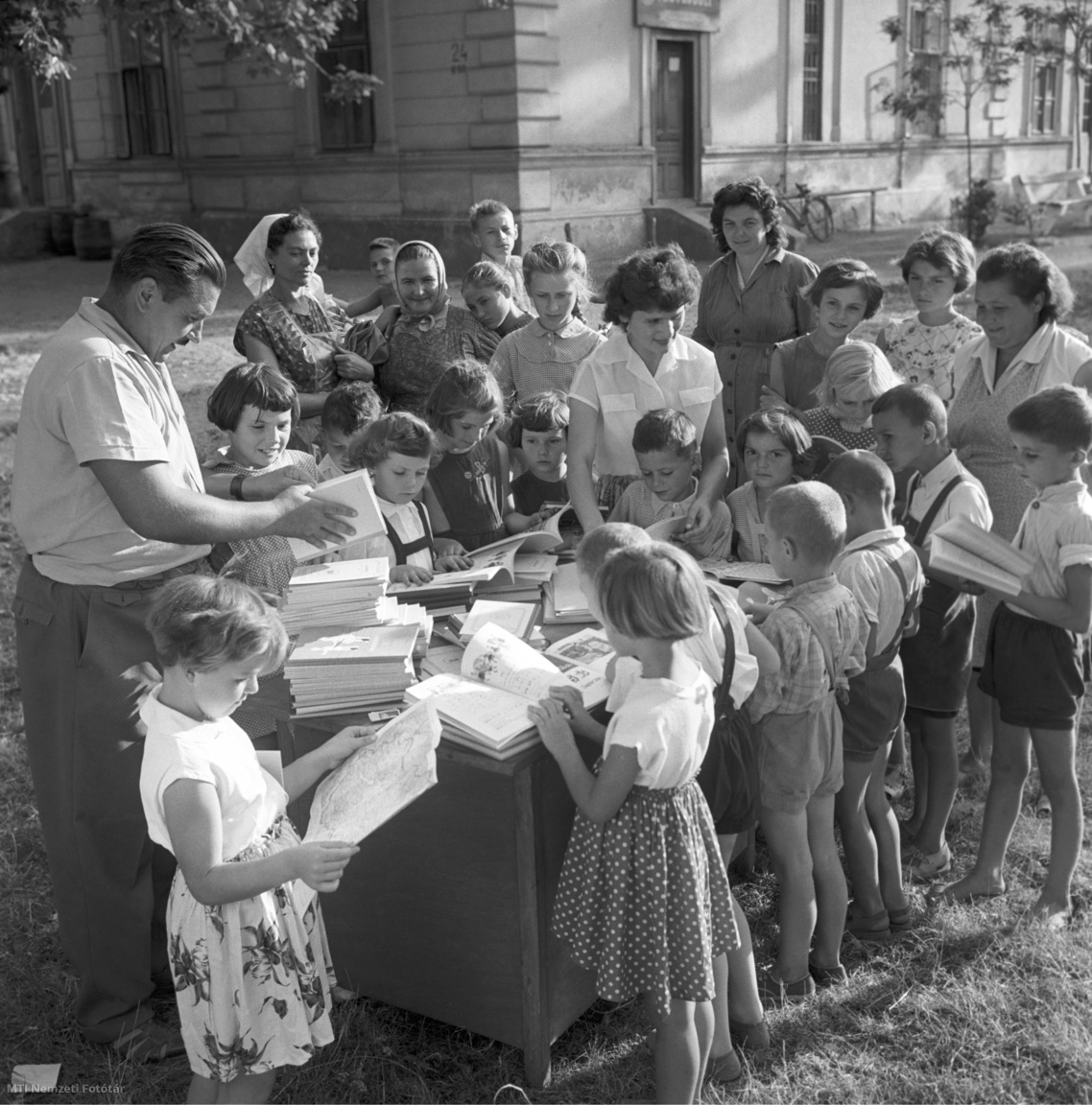 Nagysismánd, 1961. augusztus 31. Csirke Béláné és Pintér Béla tanító kiosztja a tanulóknak a tankönyveket a mezőfalvai tanyán, a nagysismándi általános iskolában