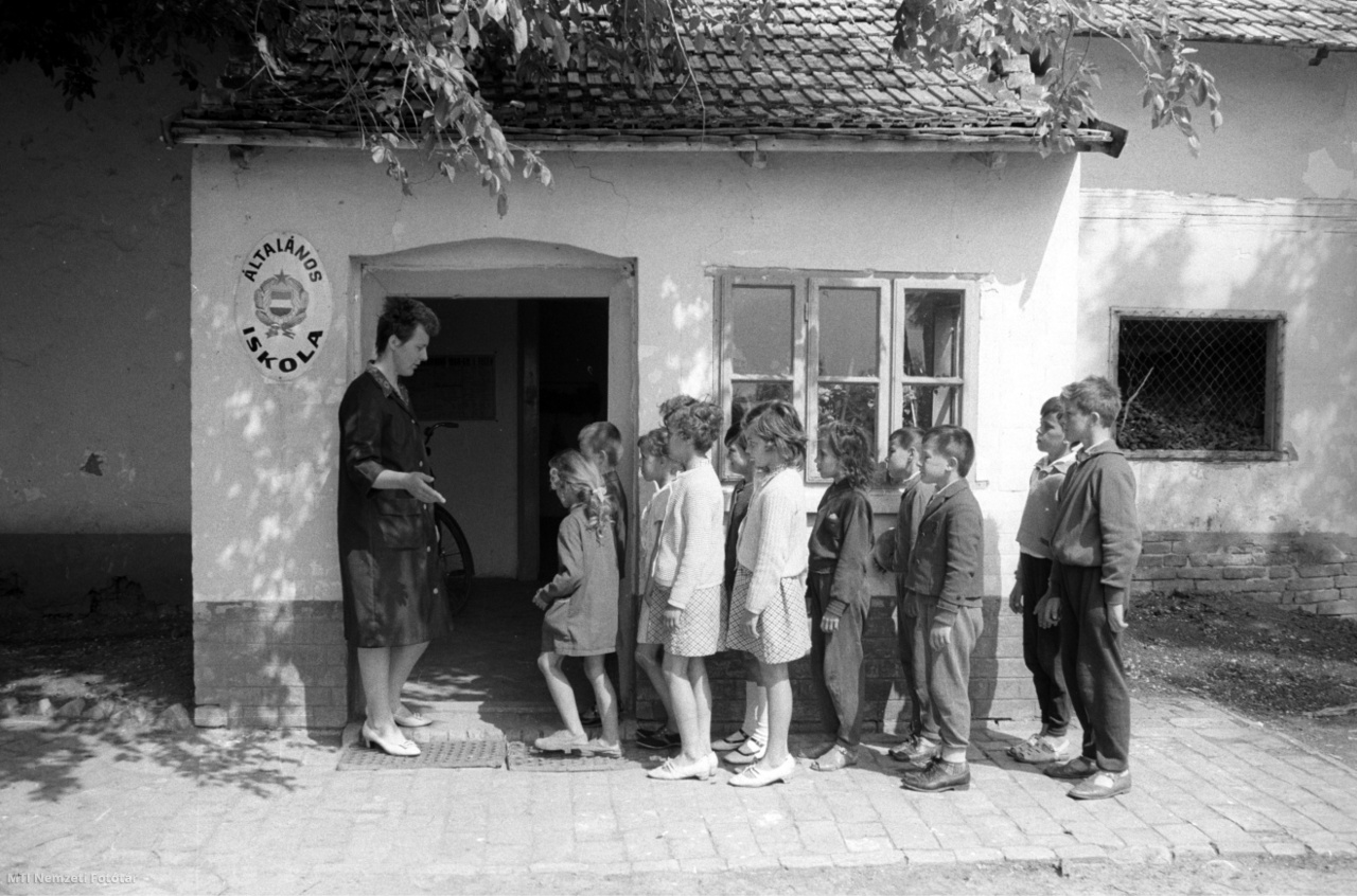 Hódmezővásárhely, 1969. május 29. Gyerekek állnak sorban a hódmezővásárhelyi tanyavilág kenyereparti általános iskolájánál Szakál Lórántné tanítónő előtt
