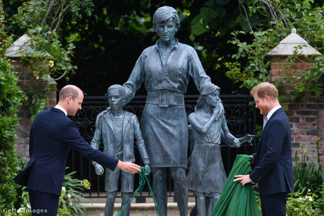 60. születésnapján, 2021 júliusában avatták fel fiai a Diana emlékéül állított közös szobrukat