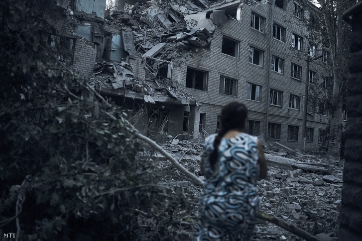 Romos lakóház előtt egy nő Mikolajivban 2022. augusztus 2-án, miután orosz rakétatámadás érte a dél-ukrajnai várost
