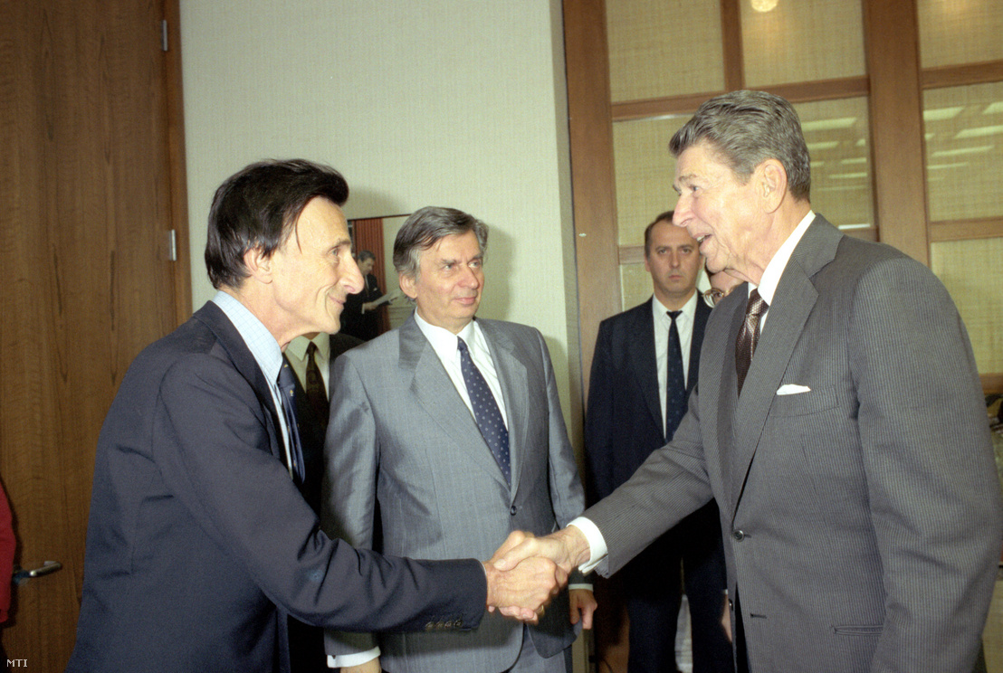 Ronald Reagan volt elnök üdvözli Zwack Péter nagykövetet Los Angeles-i irodájában 1990. október 18-án