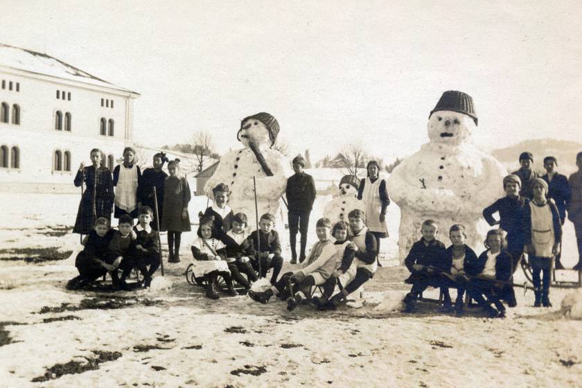 A titokzatos fénykép 1923-ban készült. Elképesztően nagy hóembert építettek ezek az ügyes gyerekek. Sajnos már nagyon rég volt olyan hó, ami lehetővé tette volna ezt a nagy munkát. Mindenesetre a gyerekek imádják ezt a tevékenységet, ezért alkalomadtán mindenképp érdemes kipróbálni velük a játékot.