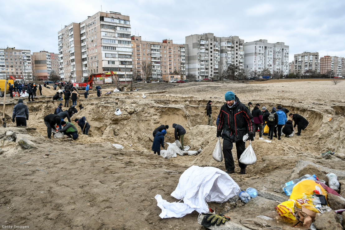 Zaporizzsja helyi lakosai homokbarikádokat készítenek az Ukrajna elleni orosz támadások miatt 2022. március 4-én