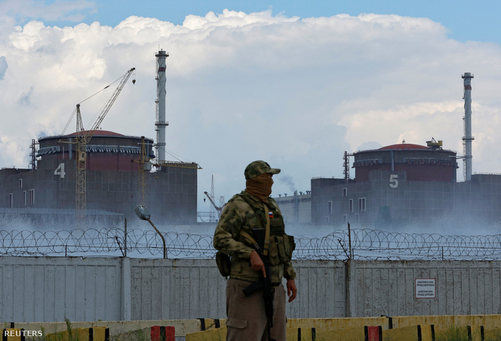 Egyenruháján orosz zászlót viselő katona áll őrt a Zaporizzsja atomerőmű közelében 2022. augusztus 4-én