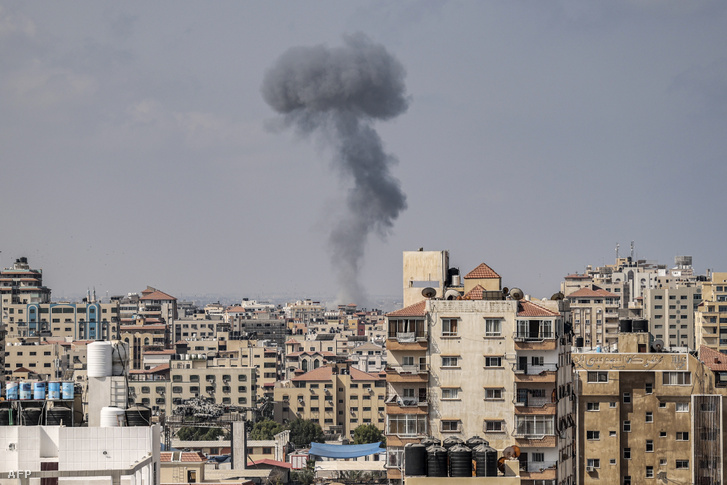 Füst gomolyog egy izraeli légicsapás után Gázában 2022. augusztus 6-án