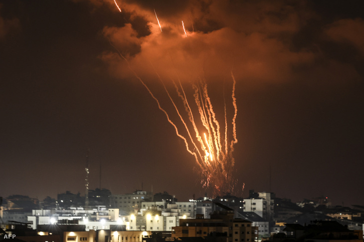 Palesztin rakétákat lőnek ki Gáza városából a korábbi izraeli légicsapások megtorlásaként 2022. augusztus 5-én