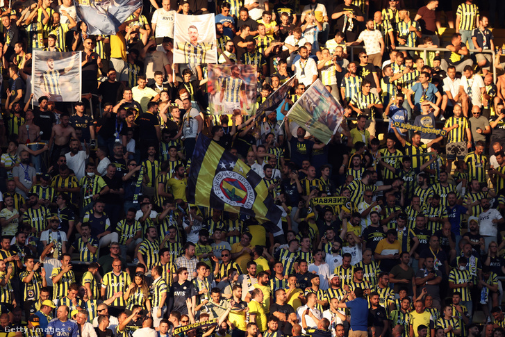 Fenerbahce szurkolók a Bajnokok Ligája selejtezőjének júliusi, Dinamo Kijev elleni mérkőzése alatt