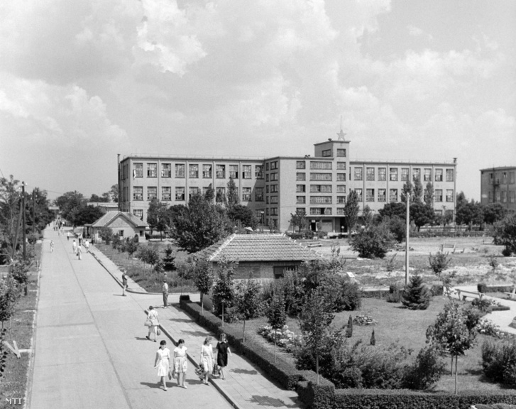 Martfű, 1964. július 18. A martfűi Tisza Cipőgyár udvara, a gyárban kilencmillió pár cipő készült 1964-ben
