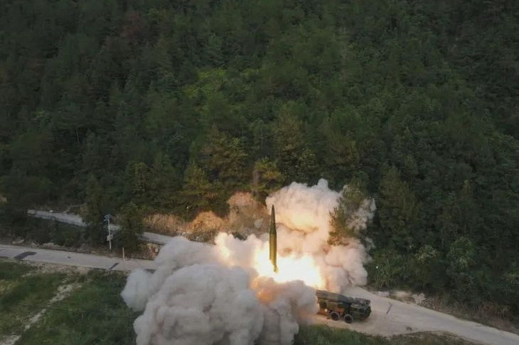 A Kínai Népi Felszabadító Hadsereg rakétakísérleteket hajt végre Tajvan keleti partjainál 2022. augusztus 4-én