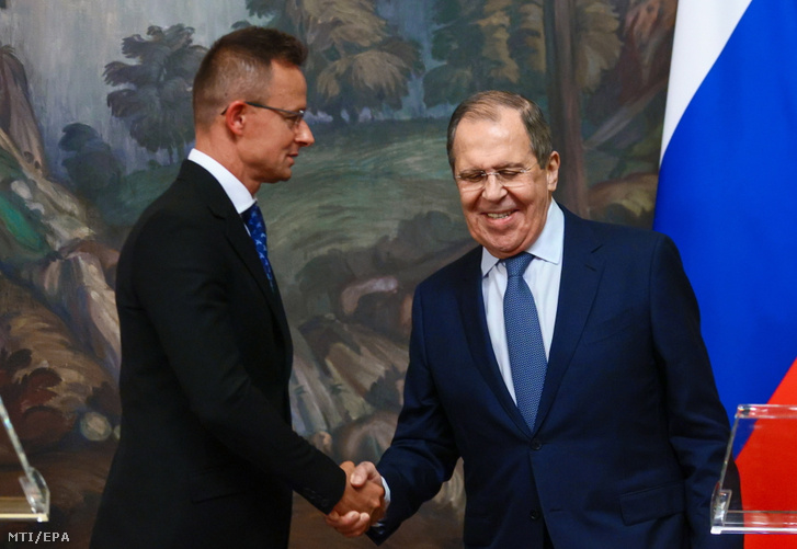 Szergej Lavrov orosz külügyminiszter és Szijjártó Péter külgazdasági és külügyminiszter a moszkvai tárgyalásai után tartott sajtóértekezleten 2022. július 21-én