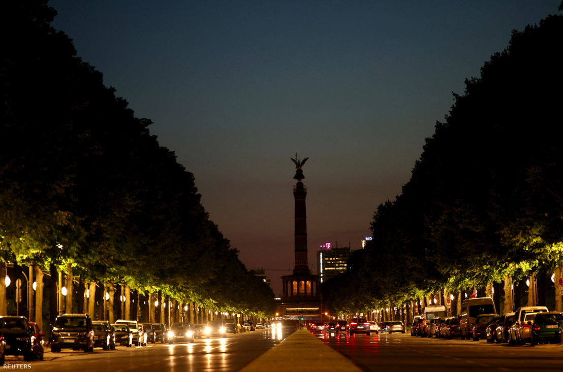 A berlini Győzelmi Oszlop díszkivilágítás nélkül 2022. augusztus 6-án