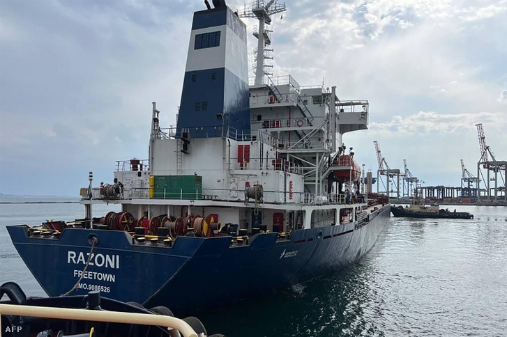 A Sierra Leone lobogója alatt közlekedő Razoni szárazteherhajó, amely 26 000 tonna kukorica rakományt szállít a fekete-tengeri odesszai kikötőből indulva 2022. augusztus 1-jén