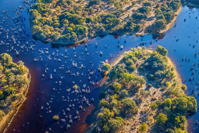 A Botswanai Köztársaság változatos élővilággal és gyönyörű tájakkal rendelkezik a megdöbbentően sokszínű Kalahári-sivatagtól az Okavango-deltáig - írja a Földjáró.
