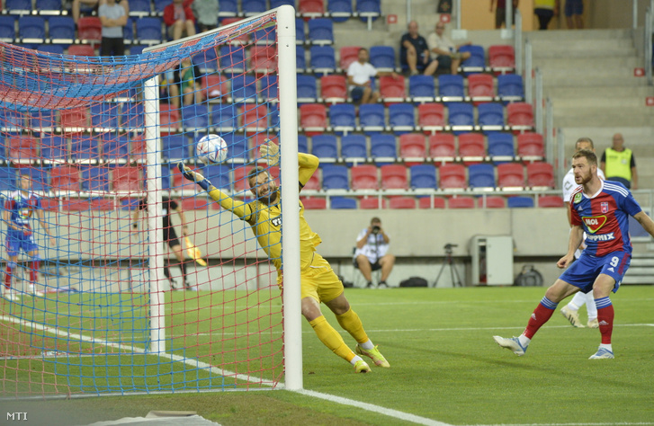 A fehérvári csapat harmadik gólja, középen a kispesti kapus, Szappanos Péter, jobbról a fehérvári Budu Zivzivadze (j) a labdarúgó OTP Bank Liga második fordulójában játszott MOL Fehérvár FC – Budapest Honvéd-mérkőzésen 2022. augusztus 7-én