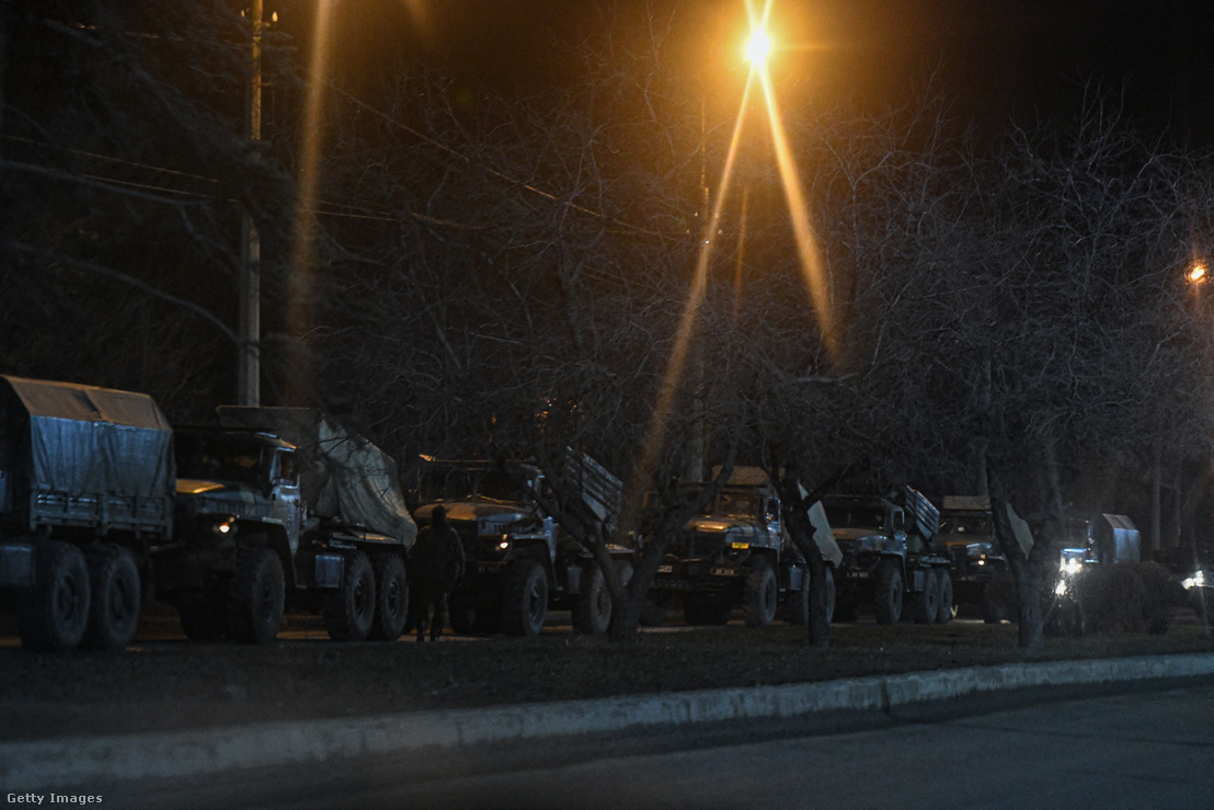 Orosz katonai harckocsik és páncélozott járművek Donyeckben, Ukrajnában 2022. február 24-én