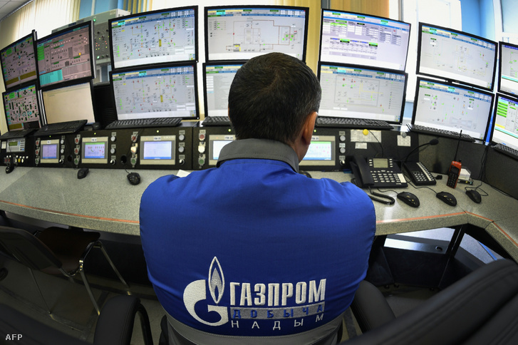 Egy alkalmazott figyeli a monitorokat a Bovanenkovo gázmező vezérlőpultjában, a Jamal-félszigeten 2019. május 21-én