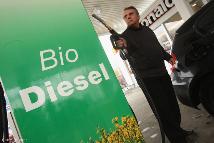 Egy férfi megtölti az autója tankját egy bioüzemanyagot is árusító benzinkútnál 2008. április 7-én Berlinben