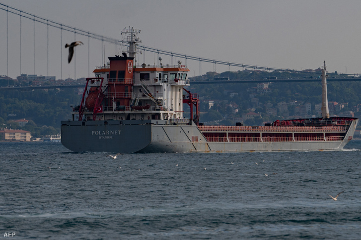 A török lobogó alatt közlekedő Polarnet hajó a Boszporusz-szoroson halad át Isztambul mellett 2022. augusztus 7-én
