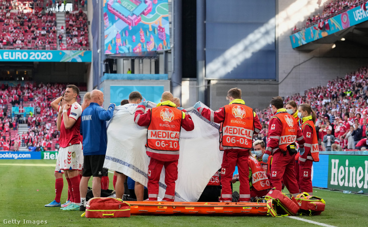 Sokkoló pillanatok: a fehér leplek mögött a Parken Stadionban összeesett Eriksen életéért küzd az orvosi stáb