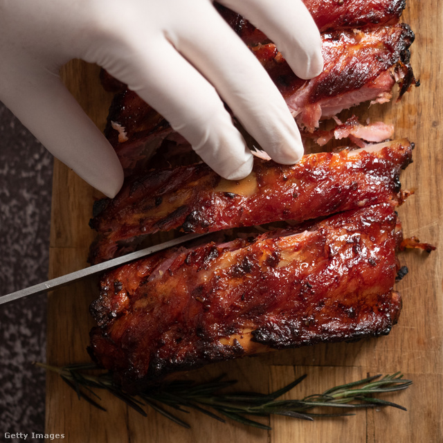 A megfelelő higiénia érdekében a grillezés során sem szabad összefogdosni a húst