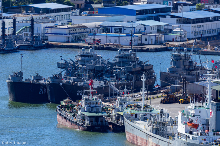 A tajvani haditengerészet hadihajói horgonyoznak egy kikötőben 2022. augusztus 7-én Keelungban