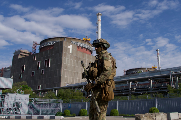 Orosz katona járőrözik a zaporizzsjai atomerőmű területén 2022. május 1-jén