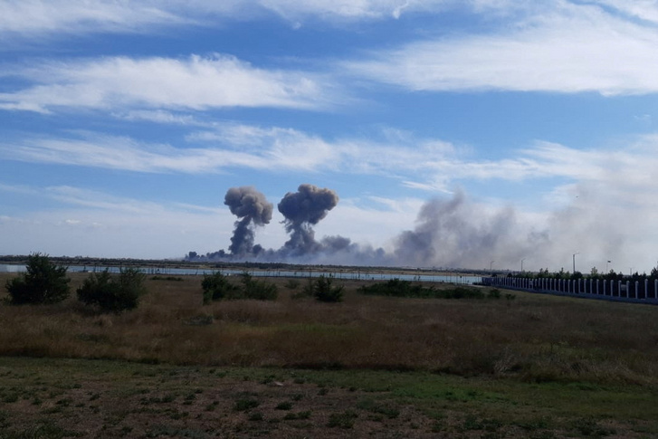 Füst száll fel, miután robbanások hallatszottak a krími Novofedorivka közelében lévő orosz katonai légitámaszpont irányából 2022. augusztus 9-én