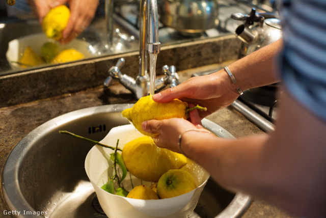A citromlé készítésekor ne felejtsd el megmosni a citromot!
