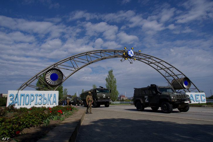 Orosz katonai járművek hajtanak be a zaporizzsjai atomerőmű kapuján 2022. május 1-jén