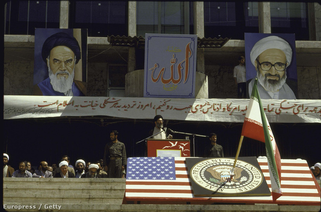 Iráni zászlóval átszúrt amerikai címer az Airbus-tragédia áldozatainak temetésén