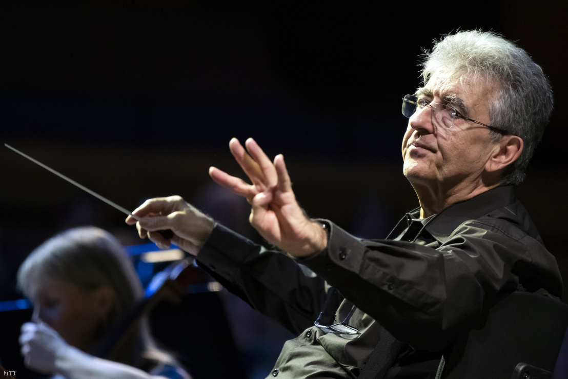 Hollerung Gábor vezényel az Amadeus – Mozart élete képekben című zenés színházi előadás próbáján a Müpa Bartók Béla Nemzeti Hangversenytermében 2019. március 16-án