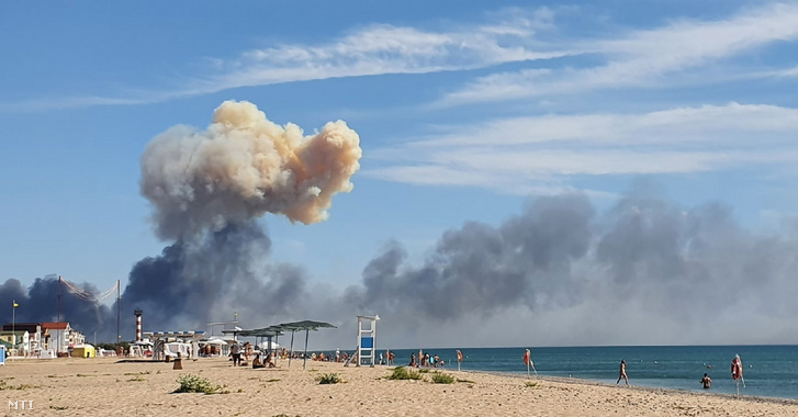A szaki tengerparton készített képen füst gomolyog 2022. augusztus 9-én miután robbanássorozat történt egy repülőgéplőszert tároló raktárban az Ukrajnától Oroszországhoz elcsatolt Krímben a Novofjodorovka melletti repülőtéren